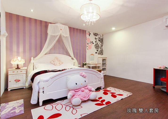 冬山鄉的住宿－自遊自在民宿，卧室,卧室的地毯上摆放着粉红色泰迪熊