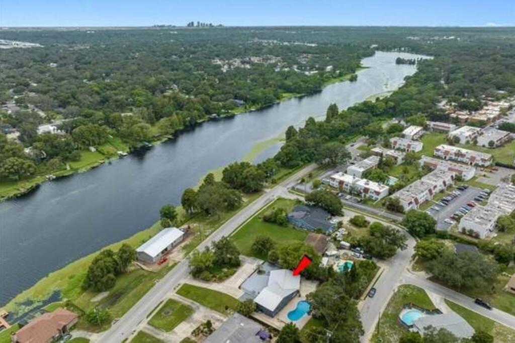 una vista aérea de una ciudad junto a un río en Tampa/T.T. Pool Home near Bush Gardens & Hard Rock, en Tampa