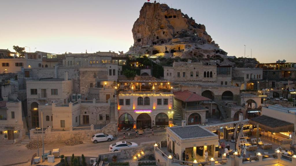Vue sur une ville avec une montagne en arrière-plan dans l'établissement My Story Cave Hotel, à Uçhisar