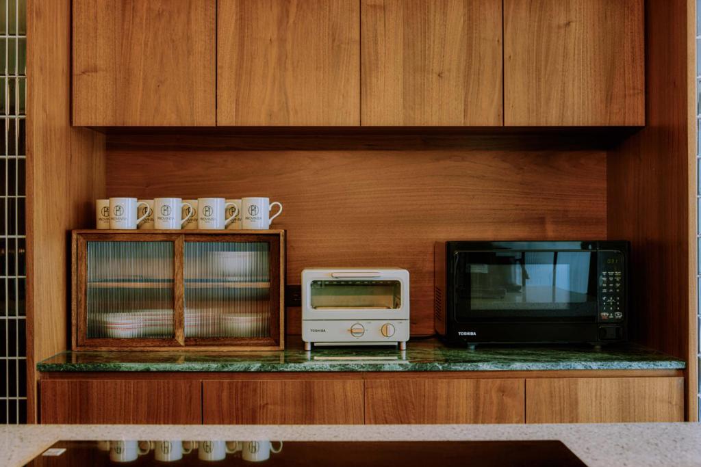 a microwave and a toaster oven on a counter at 天下南隅 Provintia Hotel in Tainan