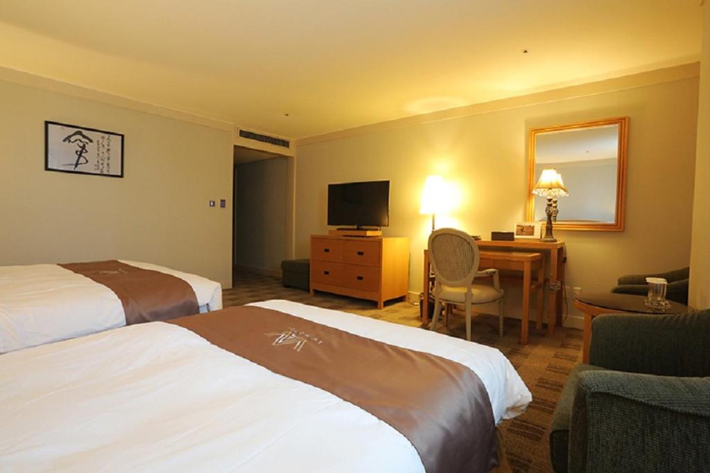 Postel nebo postele na pokoji v ubytování Daegu AW Hotel