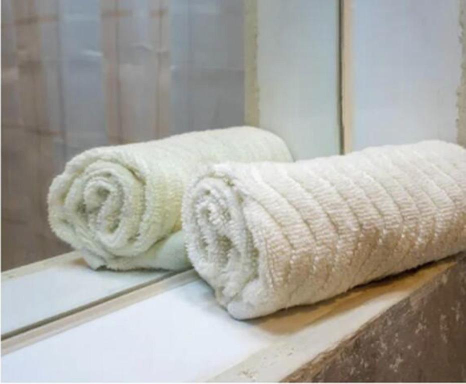 a roll of towels sitting on a counter in a bathroom at Habitación económica y pequeña con baño privado cerca del Centro Histórico in Mexico City