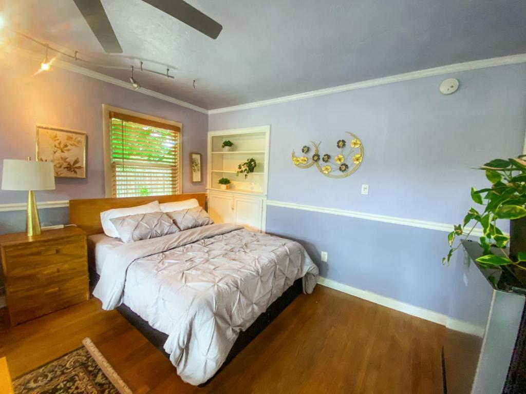 1 dormitorio con cama y pared azul en Private House in Sacramento. Only 2mins to Freeway!, en Sacramento