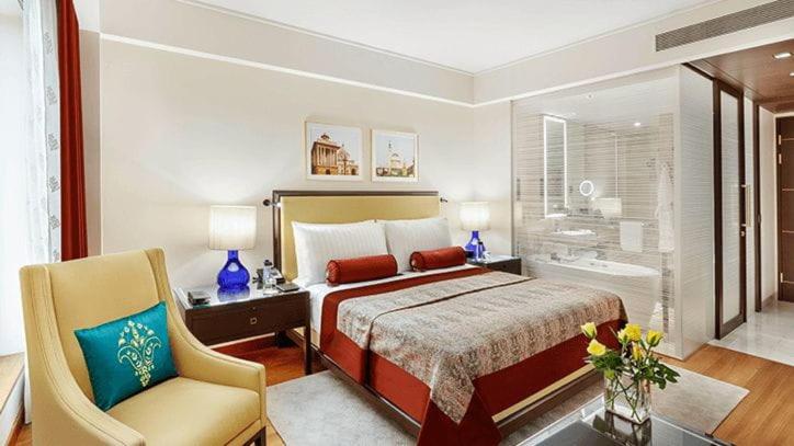 Postel nebo postele na pokoji v ubytování The Oberoi New Delhi