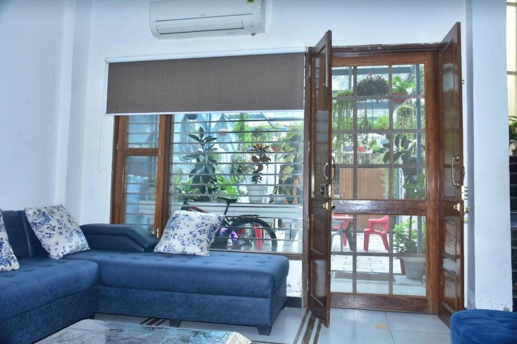 Posezení v ubytování Shreshth Home Stay - Best Family Accommodation - 3km from Har Ki Pauri, Haridwar, Uttarakhand