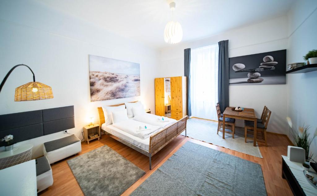 Free Parking Charlie's Residence - 2sep room, AC, Fast WiFi, TV 1073 Budapest, 50 Dob utca 1st floor, door nr.: 49. kép - 1