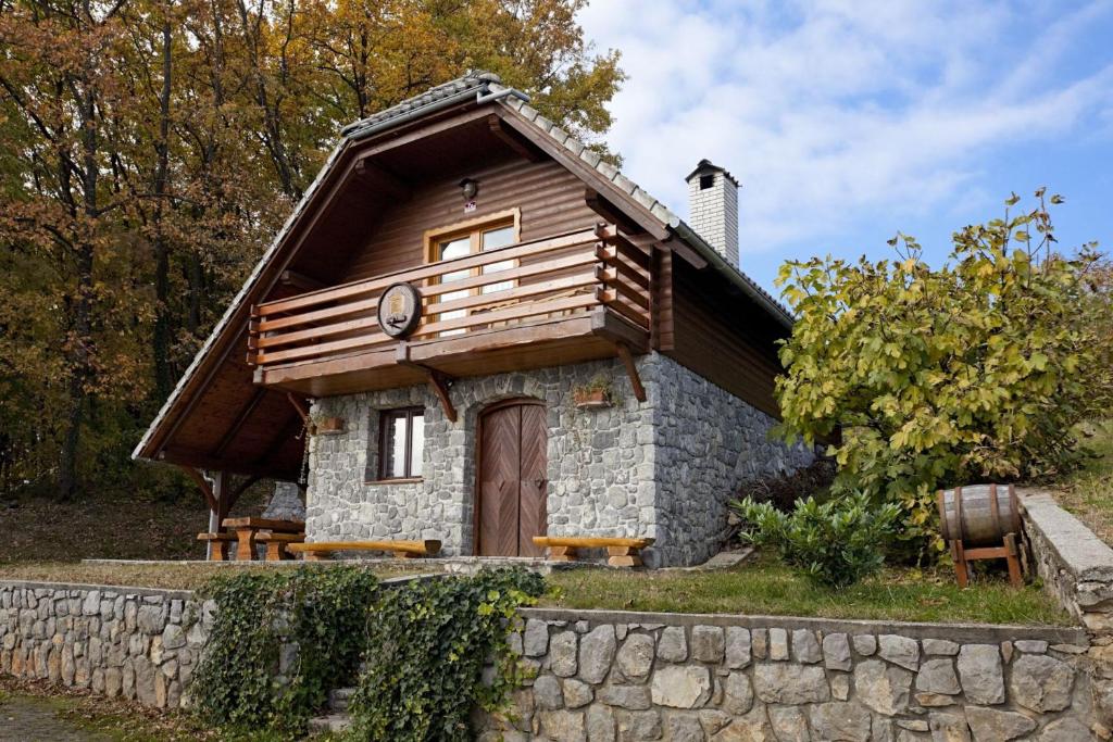 una pequeña casa en una pared de piedra en Vineyard Cottage Rataj 1 Hot Tub - Happy Rentals, en Novo Mesto