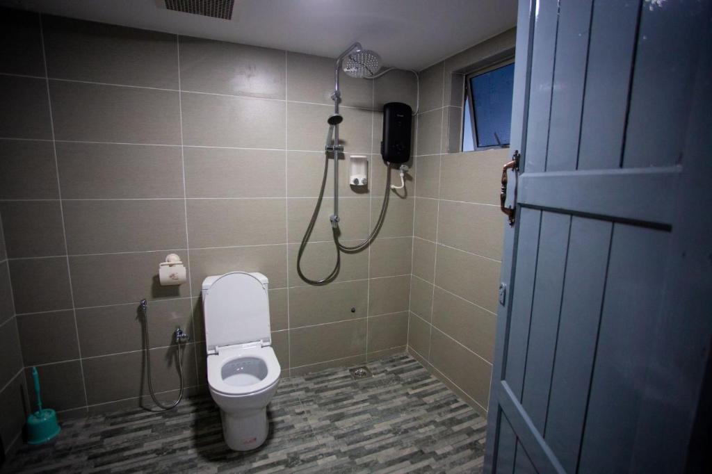 e bagno con servizi igienici e doccia. di Hom2rex Kuching Homestay Taman Timberland a Kuching