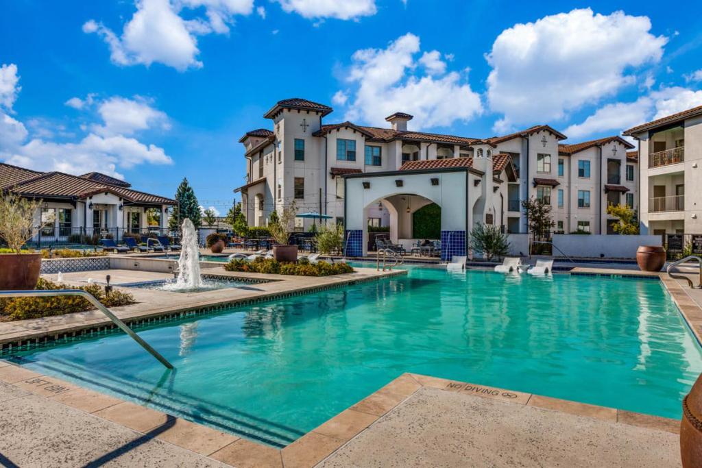 Spacious CozySuites on I35 w pool and parking 01, Pflugerville