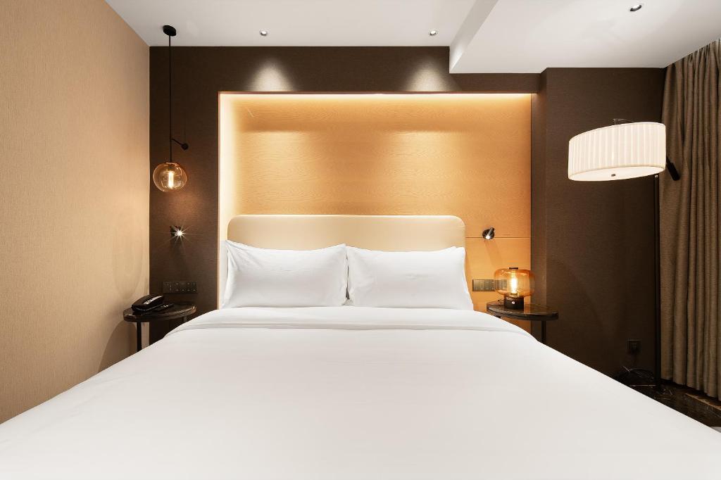 Postel nebo postele na pokoji v ubytování Langham Honor International Hotel Canton Fair Complex Branch - Free Shuttle to Canton Fair Complex During Canton Fair Period & Free Mini Bar