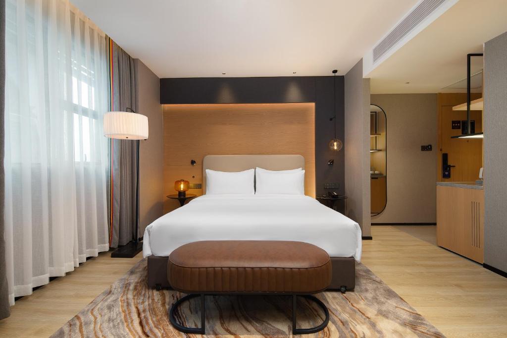 Postel nebo postele na pokoji v ubytování Langham Honor International Hotel Canton Fair Complex Branch - Free Shuttle to Canton Fair Complex During Canton Fair Period & Free Mini Bar