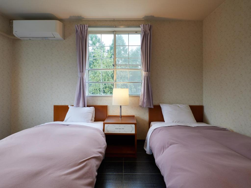 Postel nebo postele na pokoji v ubytování Asama Kogen Hotel