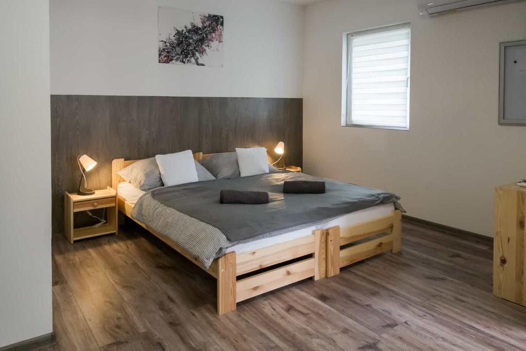 Posteľ alebo postele v izbe v ubytovaní SárvárLAK Apartmanház