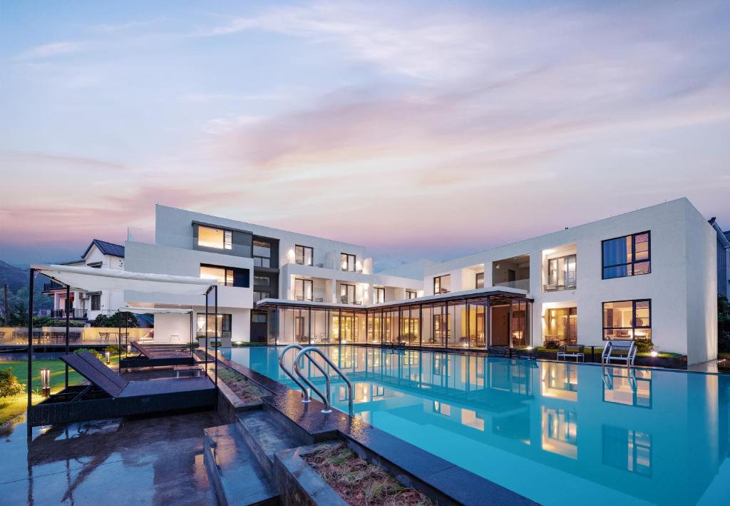 Πισίνα στο ή κοντά στο Tingting Lingshanjiang Light Luxury Art Homestay