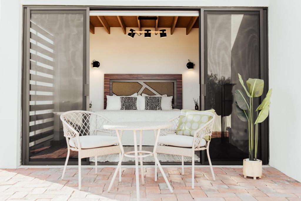 een eetkamer met een witte tafel en stoelen bij San Miguel Hills in Ensenada