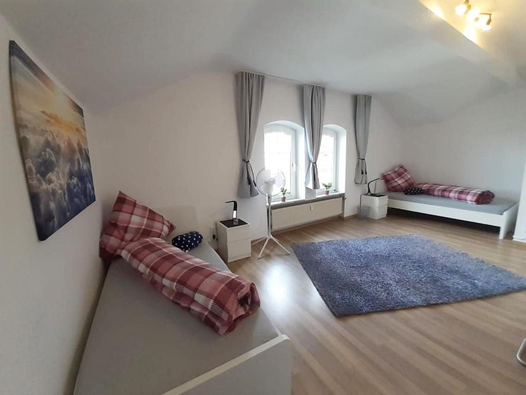 een woonkamer met witte muren en een blauw tapijt bij Spacious Apartment for Traveler and Fitter in Lollar