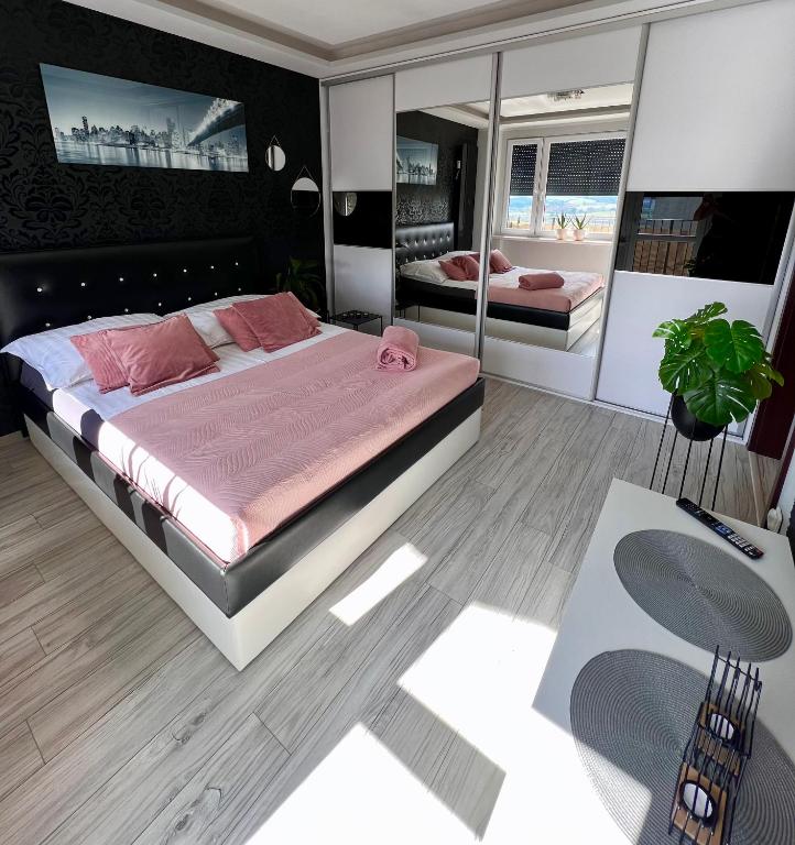Posteľ alebo postele v izbe v ubytovaní Spółdzielcza 22 Apartament Sky Line