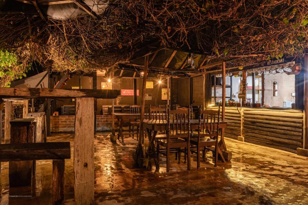 A restaurant or other place to eat at Deck on the hills Bunks