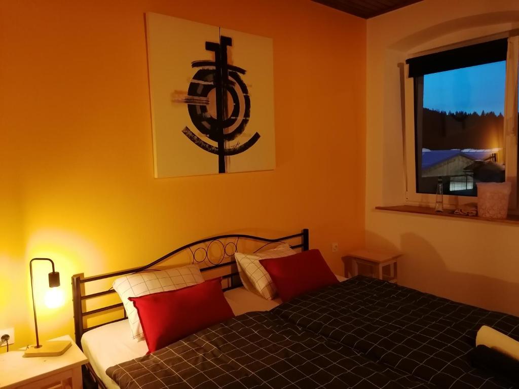 Postel nebo postele na pokoji v ubytování LAAS ART GALLERY
