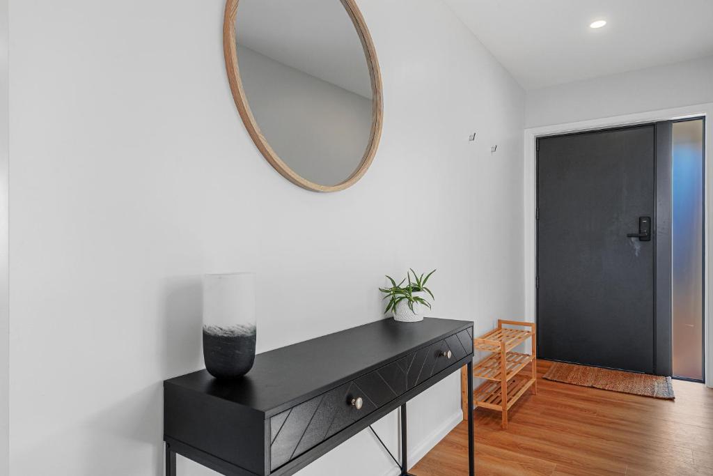 Private, 4BR Family Home, Free Parking, 4km to Airport - Resim 26