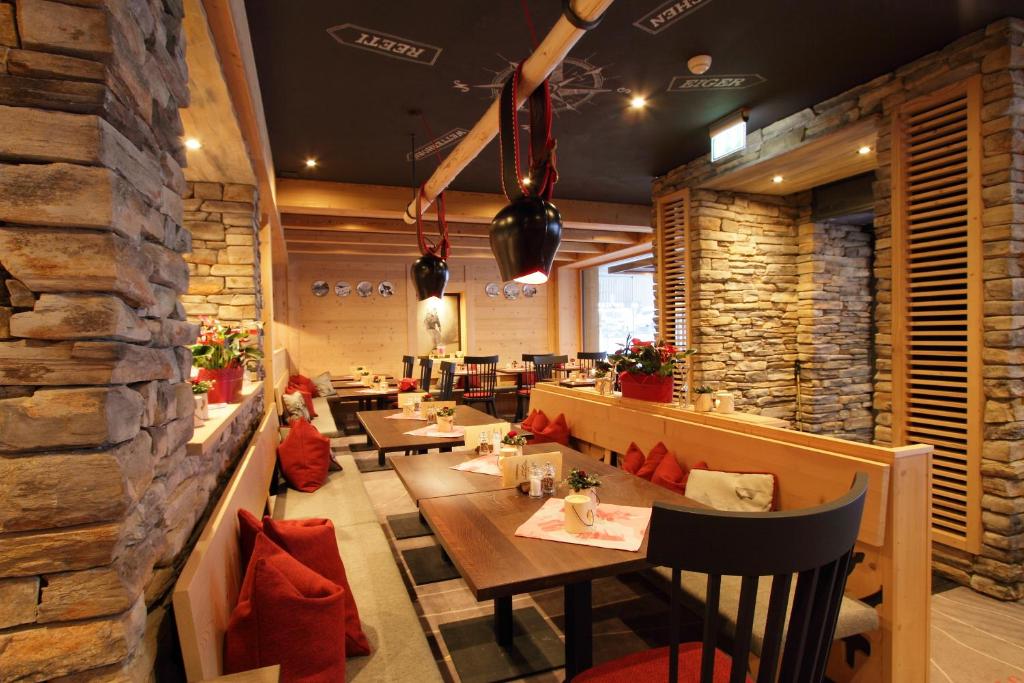 Un restaurante o sitio para comer en Hotel Central Wolter - Grindelwald