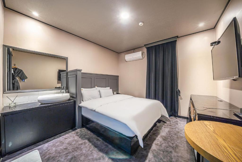 Postel nebo postele na pokoji v ubytování HOTEL STAY AYANA DAEJEON