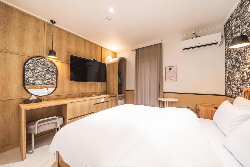 Postel nebo postele na pokoji v ubytování HOTEL STAY AYANA DAEJEON