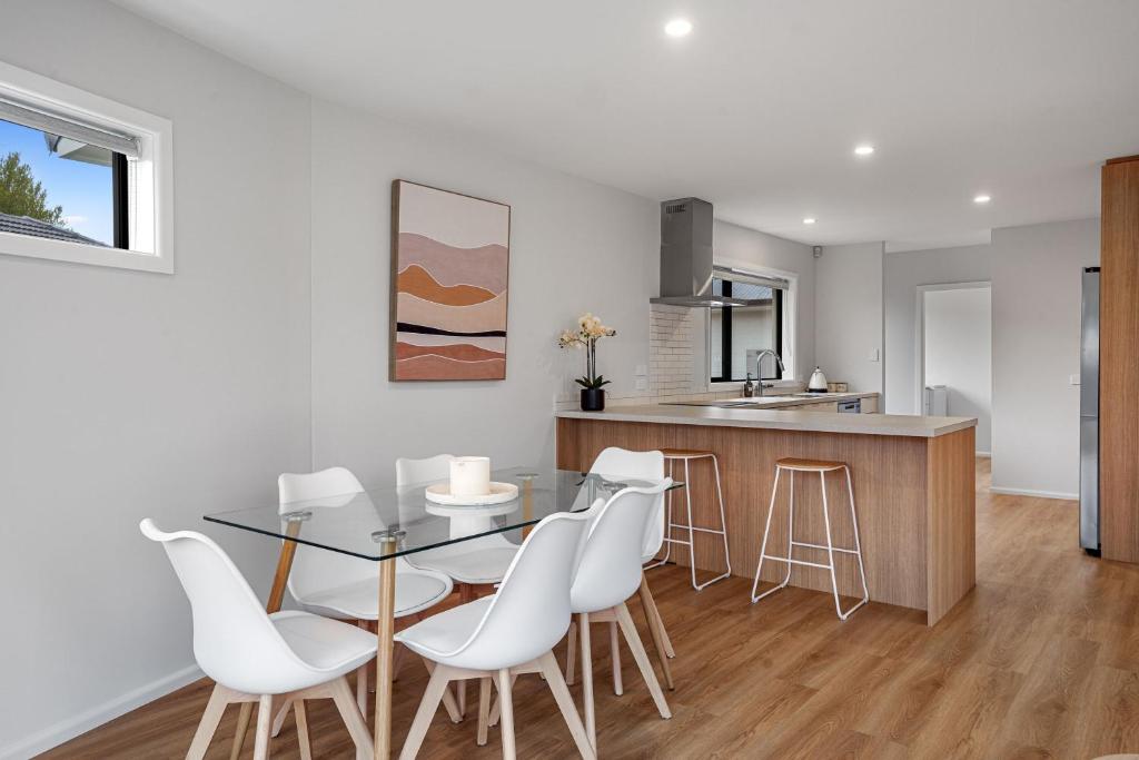 Private, 4BR Family Home, Free Parking, 4km to Airport - Resim 10