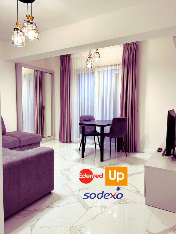 un soggiorno con tavolo e divano di Luxury Apartments and Studios Boulevard G Enescu Suceava a Suceava