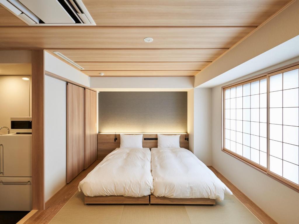 Postel nebo postele na pokoji v ubytování MIMARU Tokyo Nihombashi Suitengumae