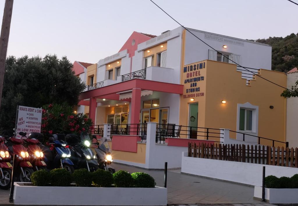um edifício com motos estacionadas em frente em MIRSINI HOTEL em Plomari