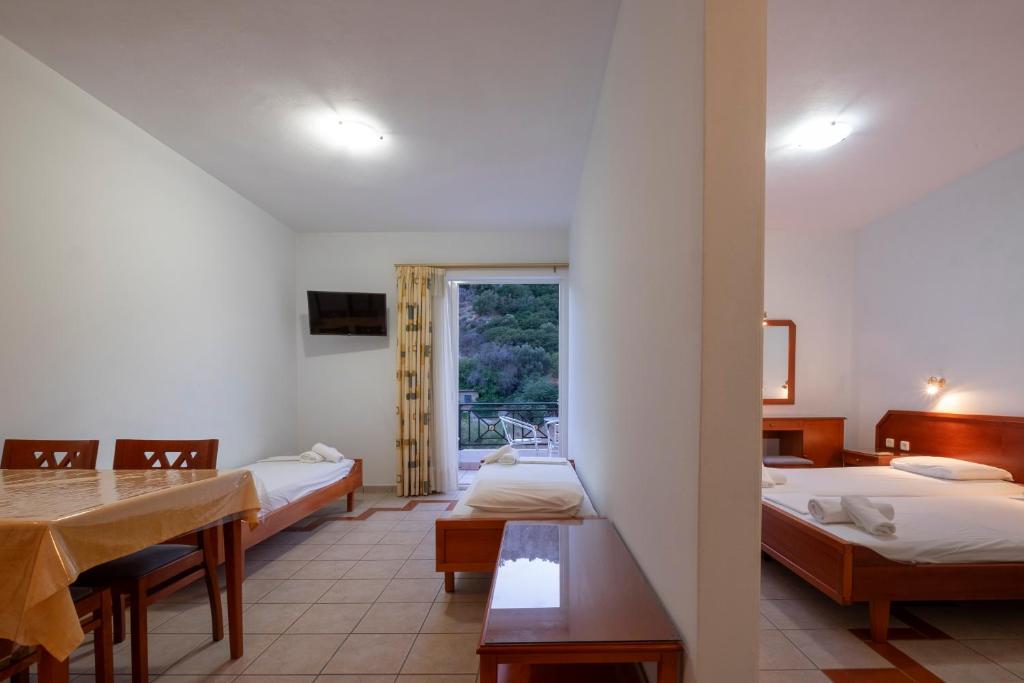 Postel nebo postele na pokoji v ubytování MIRSINI HOTEL