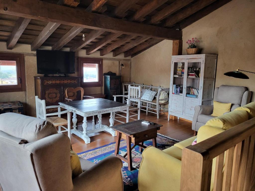 sala de estar con sofá y mesa en Casa Rural: La casa El cura en Madrigal de la Vera