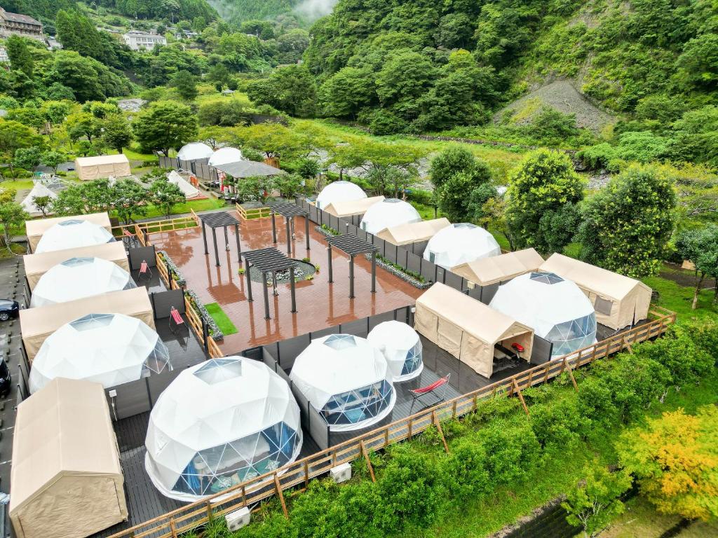 einen Blick über eine Einrichtung mit weißen Kuppeln in der Unterkunft SPRINGS VILLAGE 足柄 丹沢温泉リゾート＆グランピング in Hata