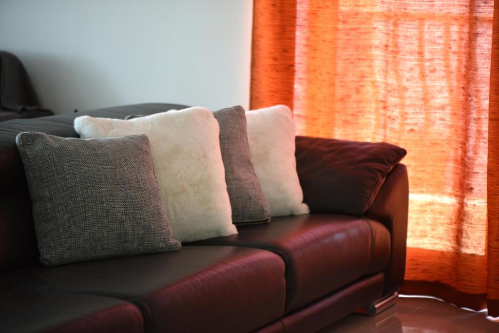 Posezení v ubytování Cozy, Spacious 3 Bedroom Maisonette, 6 to 9 ppl, 1 min walk from Seafront