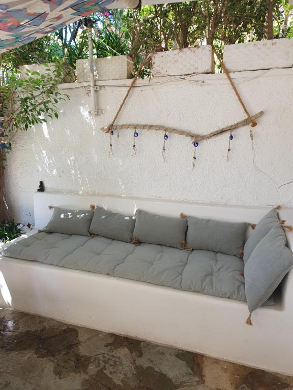białą kanapę siedzącą przed ścianą w obiekcie POROS Summer Apartment - Neorio w Poros