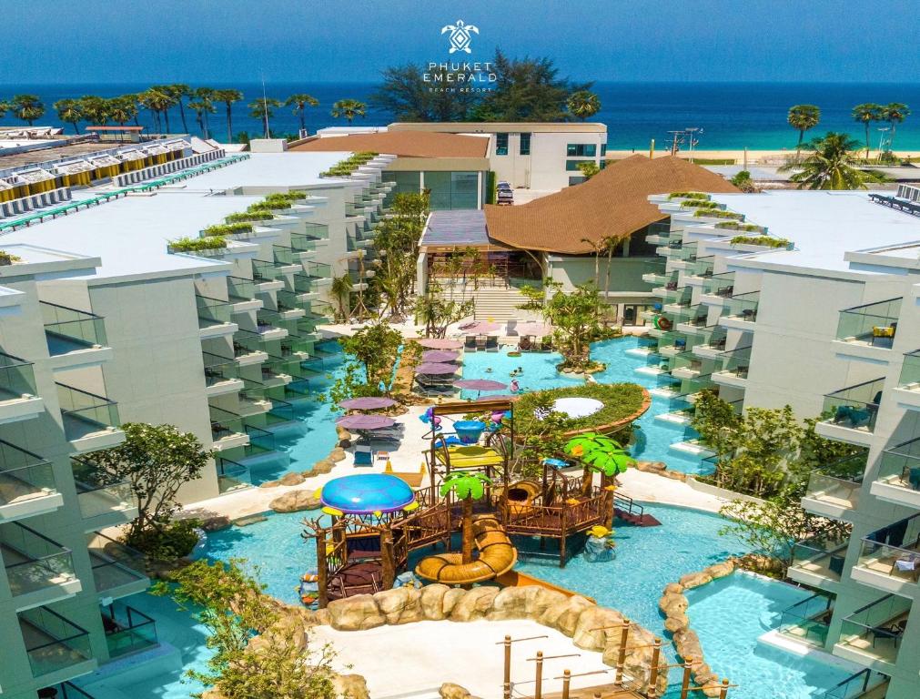 uma vista aérea de um resort com um parque aquático em Phuket Emerald Beach Resort em Praia de Karon
