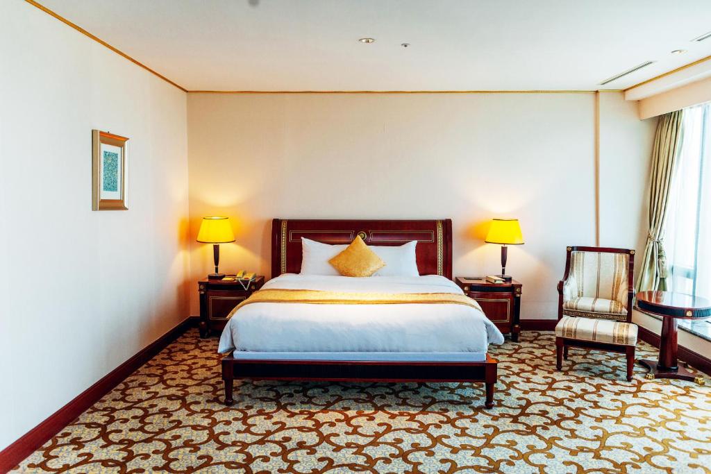Postel nebo postele na pokoji v ubytování Grand Plaza Hotel Hanoi
