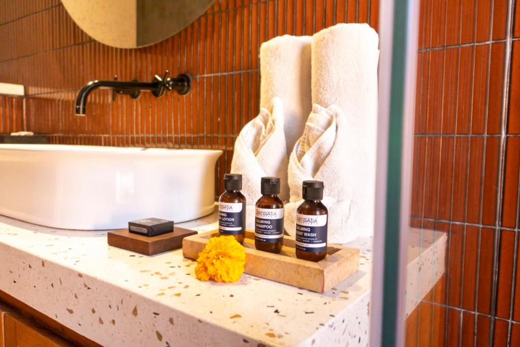 Ein Badezimmer in der Unterkunft Cyrus Villa Seminyak by Ini Vie Hospitality