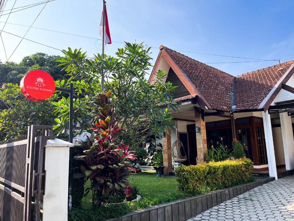 una casa con un cartel delante de ella en Roemah Renjana Bandung, en Bandung