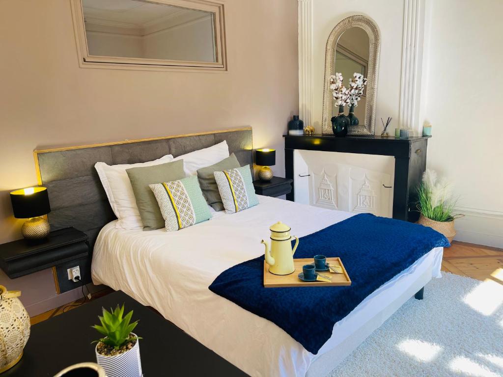 Un dormitorio con una cama y una bandeja. en Maison Gabriel - Logement charmant au cœur de la Cité Médiévale - T3 75m2, en Albertville