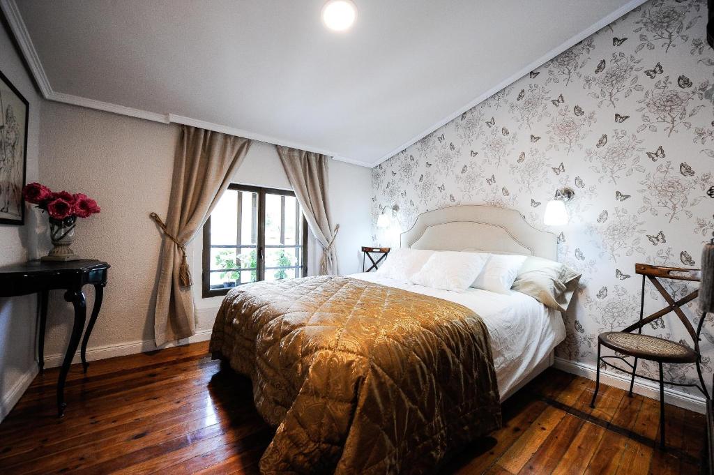 1 dormitorio con cama y ventana en Heart of Pamplona Apartments II, en Pamplona