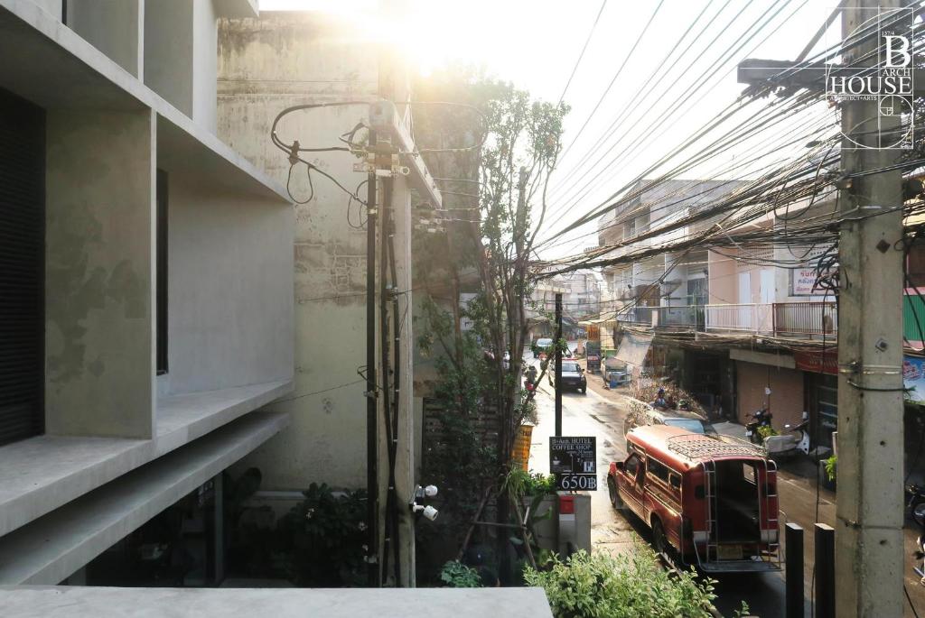 B Arch House Hotel and Cafe ll NO PARKING ll - Resim 21