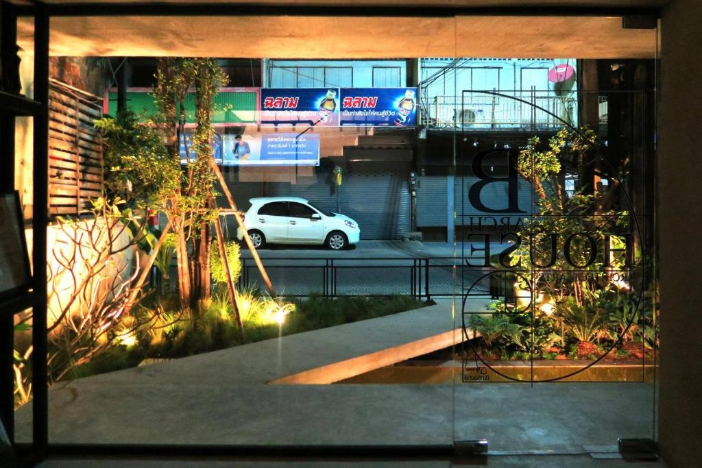 B Arch House Hotel and Cafe ll NO PARKING ll - Resim 20