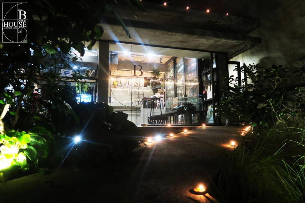 B Arch House Hotel and Cafe ll NO PARKING ll - Resim 22