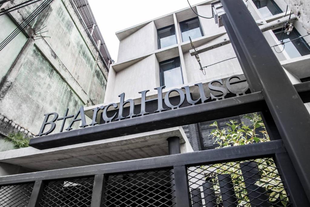 B Arch House Hotel and Cafe ll NO PARKING ll - Resim 23