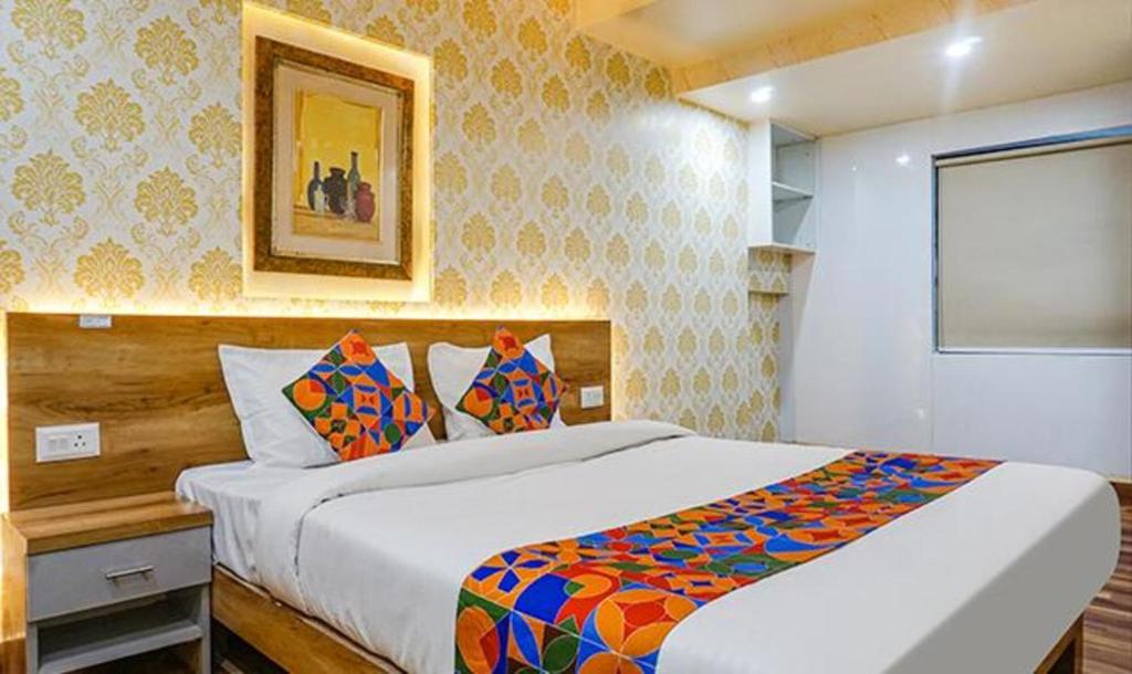 1 dormitorio con 1 cama grande en una habitación en FabHotel Tan Square en Pune