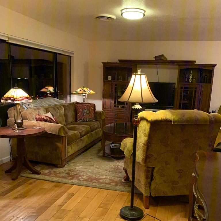 Homestay Traveler's Bargain, Grass Valley, USA