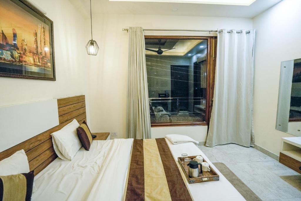 Postel nebo postele na pokoji v ubytování Hotel Maharaja Palace Boutique Hotels Near Medanta Medicity Gurgaon