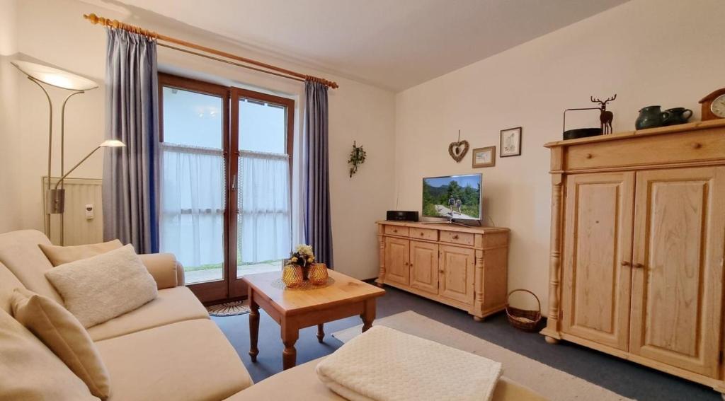sala de estar con sofá y mesa en Himmelsschlüssel -210-, en Mittenwald